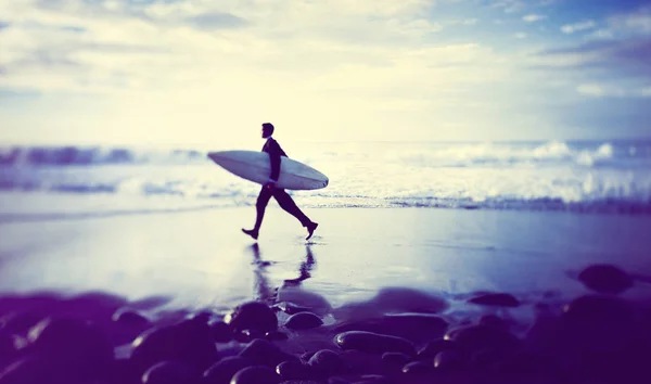 Empresario Con Tabla Surf Corriendo Playa —  Fotos de Stock