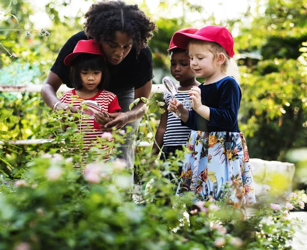 Lehrer Und Kinder Lernen Ökologische Gartenarbeit Originelle Fotosets — Stockfoto