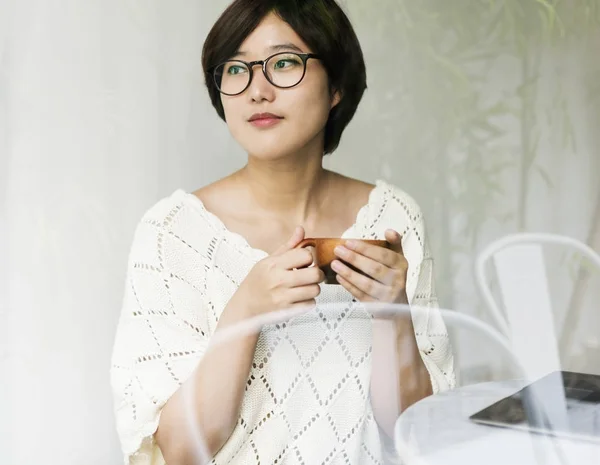 Asijské roztomilá dívka s šálek čaje — Stock fotografie