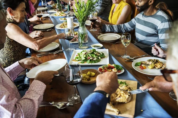 Groep Van Diverse Vrienden Ondervindt Een Diner Samen Originele Photoset — Stockfoto