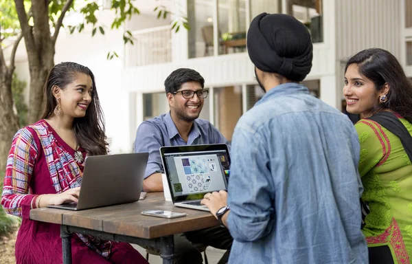 Indiska Studenter Studerar Utomhus Och Använder Bärbara Datorer Utbildning Och — Stockfoto