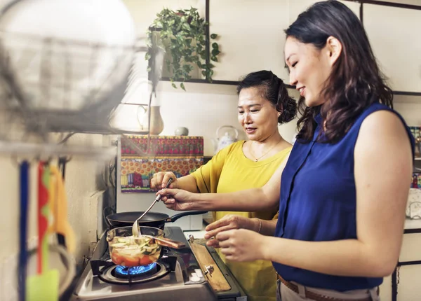 Ásia mãe e filha cozinhar — Fotografia de Stock