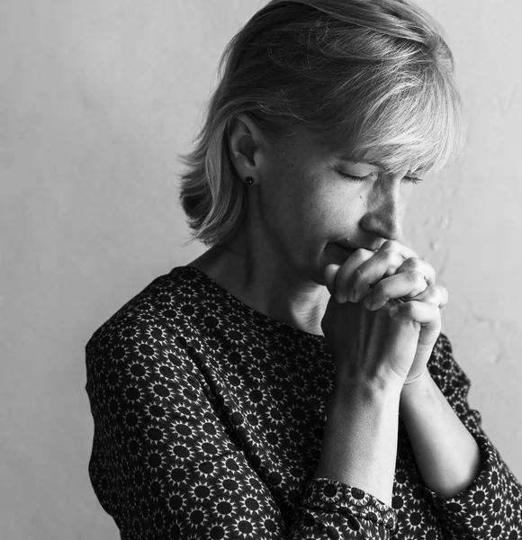 kadın dua ile kapalı gözler