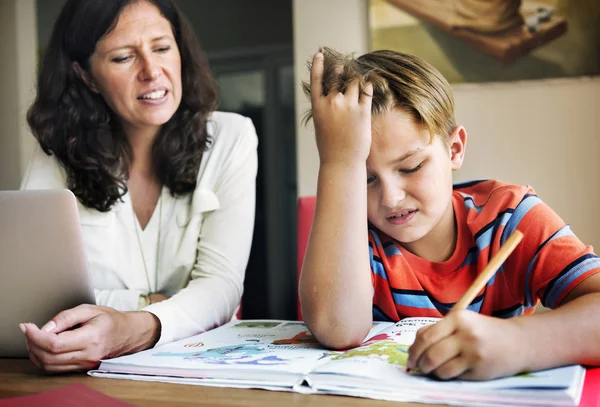 Mutter Mit Sohn Hause Junge Macht Hausaufgaben Originelles Konzept — Stockfoto