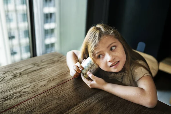 Kleines Mädchen Spielt Mit Wie Telefon Originelle Fotosets — Stockfoto