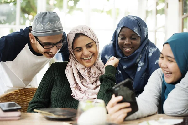 Gruppe Von Studenten Mit Mobiltelefon Originalfotos — Stockfoto