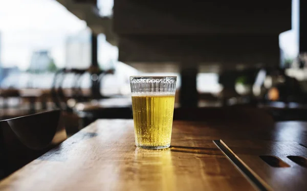 Un bicchiere di birra fredda — Foto Stock