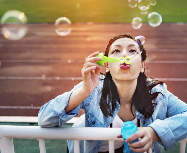 Sonu keşfetmek kadın eğlenceli yolculuk sevinç rekreasyon kavramı, özgün photoset