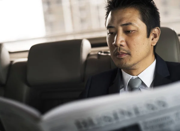 Empresário Sente-se Leia jornal dentro do carro — Fotografia de Stock