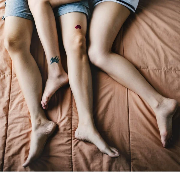 Beine Auf Dem Bett Von Lesbischem Paar Originelle Fotosets — Stockfoto