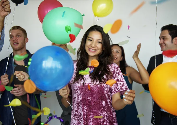 Pessoas Felizes Com Balões Fazendo Festa — Fotografia de Stock