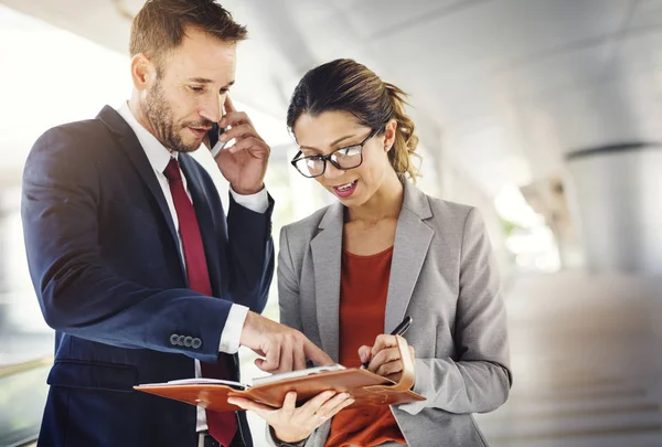 iş adamları birlikte tartışıyor