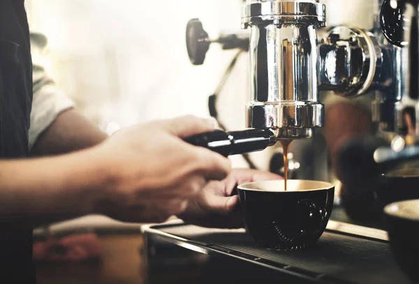 Barista kahve dükkanında çalışan