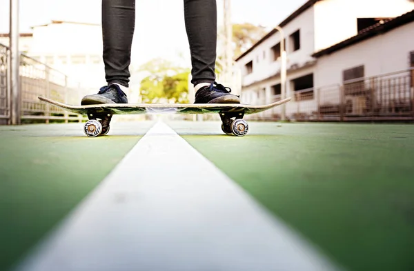 Jovem homem skate atirar — Fotografia de Stock