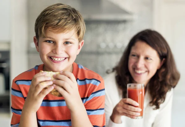 Mãe feliz com filho em casa cozinha — Fotografia de Stock