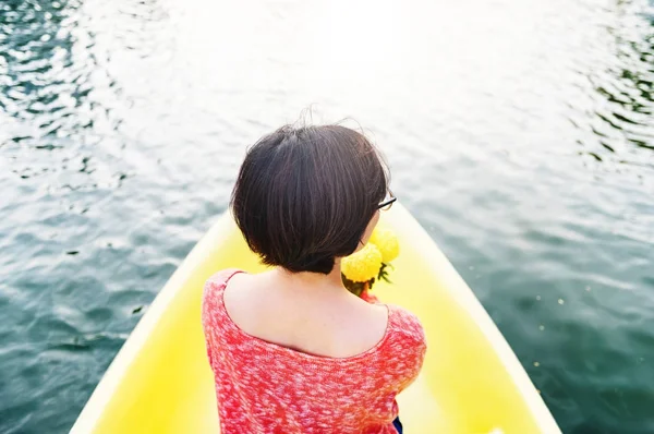 Bir yelkenli tekne üzerinde Asyalı kadın 