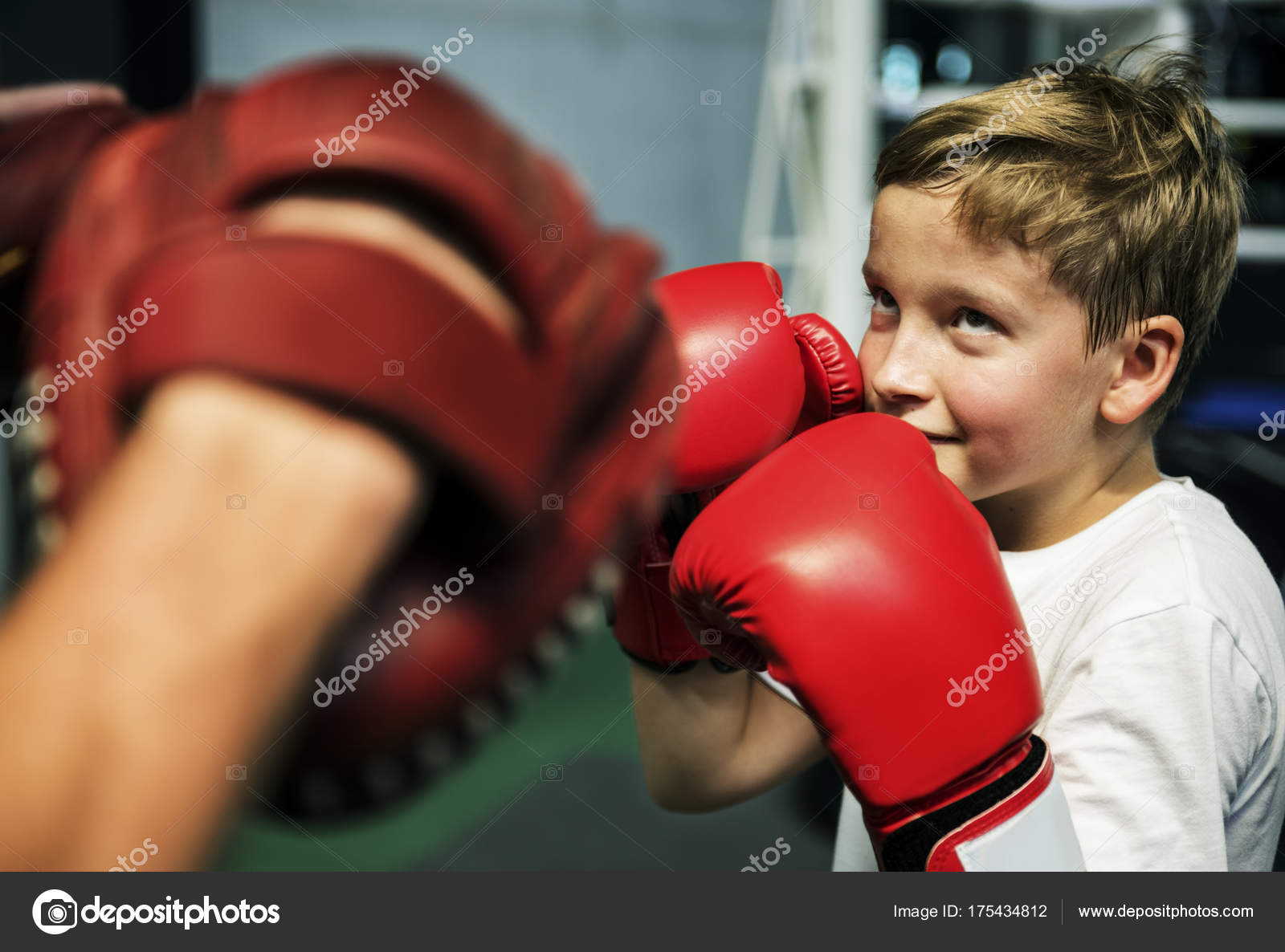 Детский бокс. Кикбоксинг с какого возраста. Джиллиан майклс кикбоксинг. Кикбоксинг. Детский кикбоксинг.