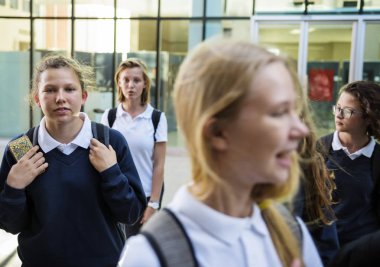 Grup öğrencinin okulda orijinal yürüyüş photoset