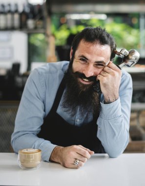 Gülümseyen ve kamera için özgün arayan Barista adam photoset