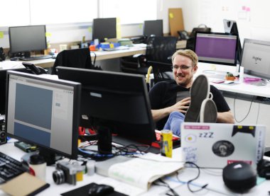 Başlangıç iş insanlar çalışma üstünde Laptop, özgün photoset