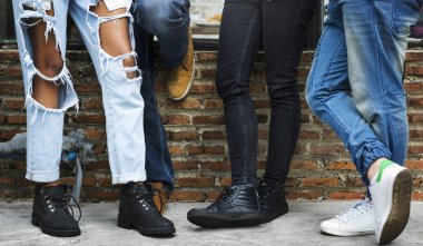 Bir grup arkadaşıyla birlikte dışarı asılı, orijinal photoset