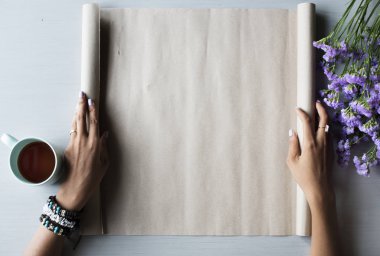 İnsanlar ellerini gösterilen boş boş tasarım alanı Top Kağıt, özgün photoset