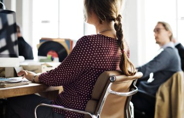 Modern ofiste çalışan iş adamları