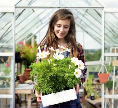 Çiçekli kadın holding kutusu