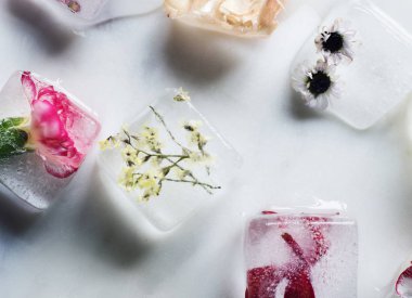 Buz küpleri ile çiçek yaprakları, özgün photoset