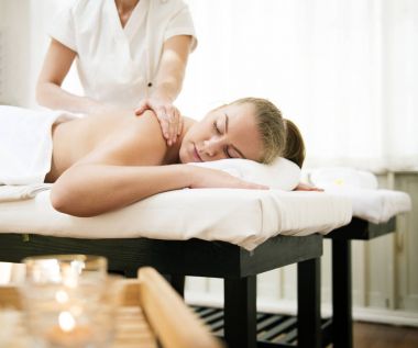 Spa salonda, özgün istemci için sırt masajı yapıyor masör photoset