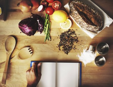 Yemek hazırlama ve Ingrediens mutfak masasında, özgün photoset