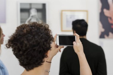 Arkadan üzerinde kadının fotoğraf mobil sergide yapması, orijinal photoset görünümü