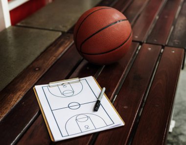 Genç basketbolcu atış yapıyor