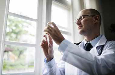 Bir beyaz doktor çalışma hastanede, orijinal photoset