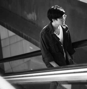 Yürüyen merdiven, özgün yakışıklı Asya adam photoset