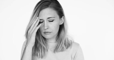 kadın stüdyoda poz