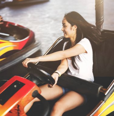 Kız eğlence parkı yolculuğu eğlenceli kavramı, özgün photoset