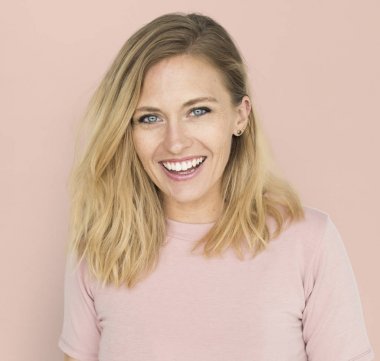 gülümseyen güzel sarışın kadın