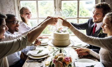 İnsanlar düğün gelin ve damat, orijinal ile şarap gözlük sarılmak photoset