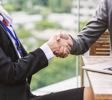 bir kulaklık ile konuşma ve çalışma iş kadını