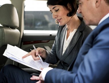 İş adamları, arabaya çalışma kurumsal analiz kavramı, özgün photoset  