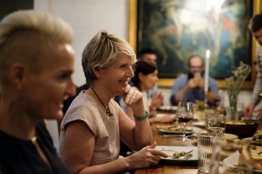 Grup çeşitli arkadaşıyla birlikte, özgün bir akşam yemeği yaşıyorsanız photoset