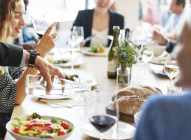 Farklı insanların grup öğle yemeğini birlikte, orijinal yaşıyorsanız photoset