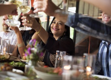 Arkadaşlar bir akşam yemeği partisi, özgün photoset