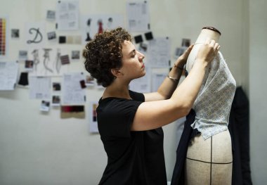 bir manken, özgün bir elbise photoset kadın terzi yapar