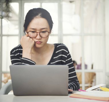 Asyalı kadın, dizüstü bilgisayar kullanarak orijinal photoset