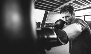 Kutusu egzersiz yapan erkek