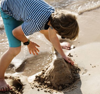 Beyaz çocuk ile kum plaj, özgün oynarken closeup photoset
