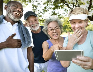 Yaşlı grup insan park, orijinal dijital tablet kullanarak photoset