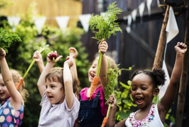 Çocuklar okul arkadaşları el grup gülümseyen öğrenme, özgün photoset mutluluk kaldırdı